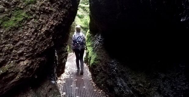 Wanderin zwischen den Felswänden in der Drachenschlucht im Mariental bei Eisenach