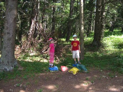 Kinder im Wald