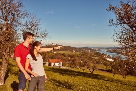 Wanderer hoch über Marbach im Nibelungengau