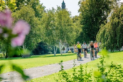 Familie beim Radfahren durch Bad Waltersdorf
