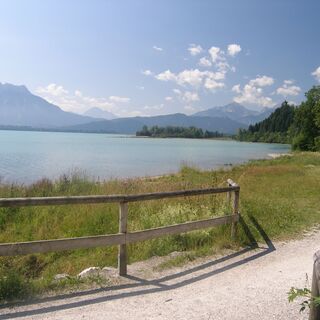 Der Tegelberg am südlichen Ufer des Forggensee ist Landmarke und ständiger Begleiter.