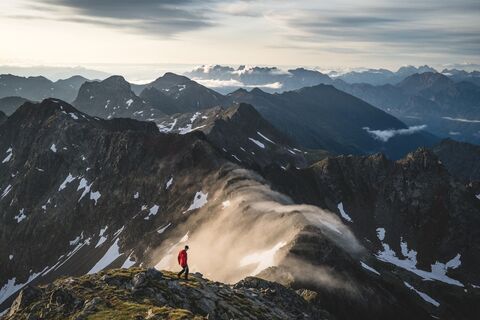 sonnenaufgang-nebel-villgrater-berge-c-tvb-osttirol-thomas-herdieckerhoff