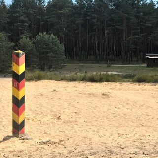 Die "Wirler Spitze". Früher undenkbar: Wechsel auf die andere Seite der ehemaligen Grenze. Neben dem Häuschen im Hintergrund finden Interessierte Informationen zu Flora und Fauna.