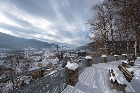 Blick vom Brucker Schlossberg auf das verschneite Stadtzentrum
