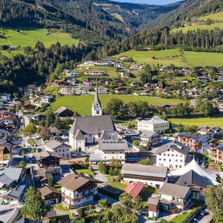 Piesendorf mit der Pfarrkirche zum hl. Laurentius