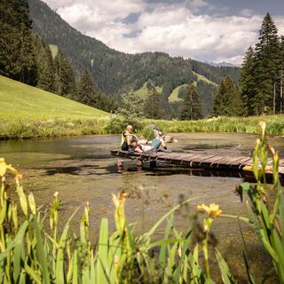 Kurze Pause auf einem Steg am Gunzi-Trail