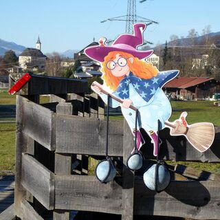 Die Hagelhexe schwebt kurz vor St. Anton über den Weg.