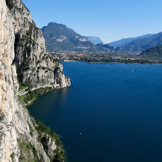 Sentiero del Ponale mit Riva im Hintergrund
