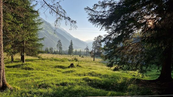 Blick ins morgendliche Lechtal bei der Pestkapelle