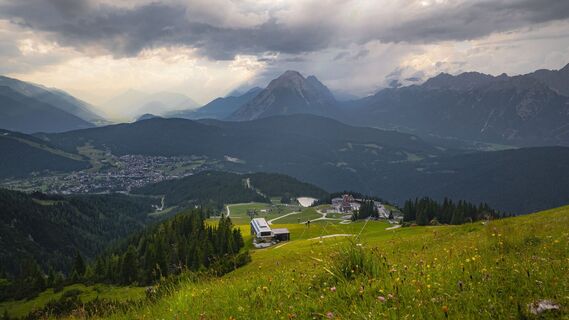 Sonnenuntergang von der Rosshütte - Blick auf Bergbahn mit durch Wolken blitzende Sonne .jpg