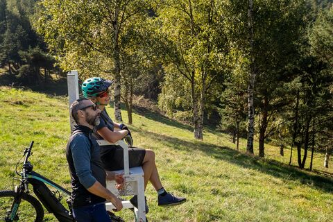 Riesige Stühle am Colle del Crò