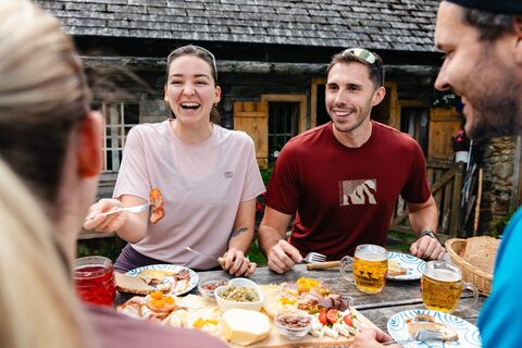 Brotzeit auf der Alm