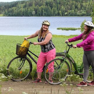 Radfahrer genießen die Landschaft auf der Radtour Himos-Jämsä