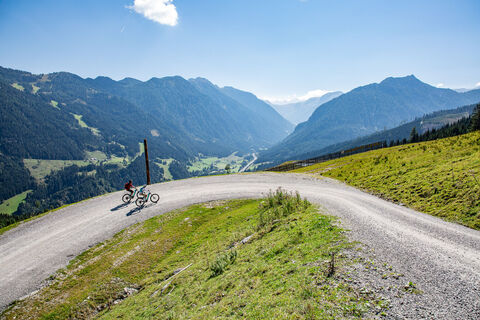 Bei tollen Anstiegen und einem grandiosen Bergpanorama zeigt sich das Skigebiet im Sommer bei der Frauenalm-Runde von seiner besten Seite