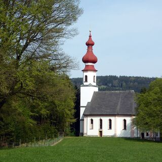 Die einsame Kirche St. Johann am Berg im Ortsteil Kleinköstendorf.