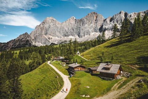 Almsiedlung vor Bergmassiv