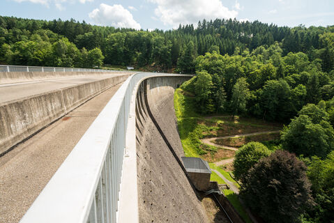 Blick auf die Staumauer