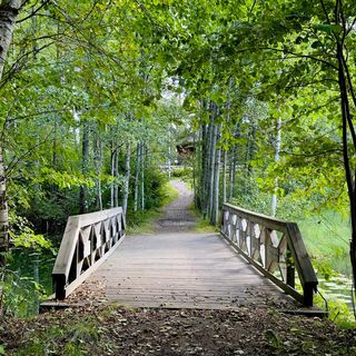 Die Brücke führt zur Stube von Südwest-Häme