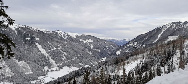 Blick über das verschneite Donnersbachtal