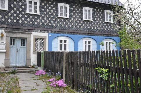 Oberlausitzer Umgebindehaus am Erlenweg, unweit Kirche und Häuselpark Cunewalde
