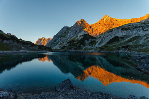 Drachensee mit Mieminger Kette, Wettersteingebirge und Zugspitze bei Sonnenuntergang, Coburger H?tte, bei Ehrwald, Bezirk Reutte, Tirol, ?sterreich, Europa