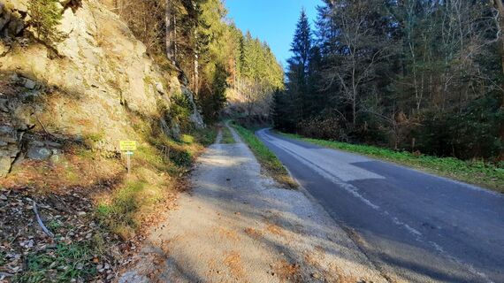 Abzweigung Wanderweg links