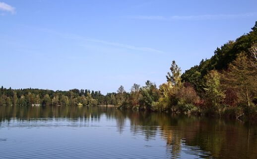 Höllerer See im Herbst