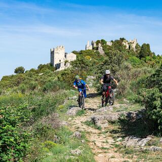 Ruinen Chateauneuf-Villevieille und Mountainbike