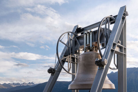 Neue Friedensglocke in Mösern beim Sonnenuntergang