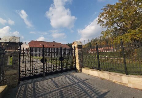 Eingang Schloss Külml, Apfelland-Stubenbergsee in der Oststeiermark