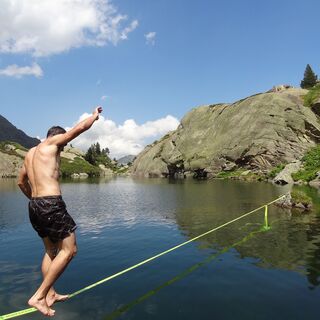 Slackline auf dem Teich von Beys