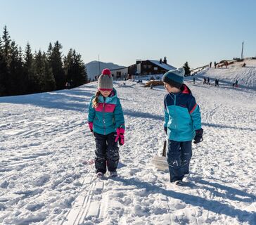 Rodeln am Hörnle Bad Kohlgrub, Hörnle Hütte im Hintergrund