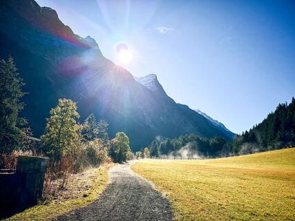 Talwanderweg im Herbst