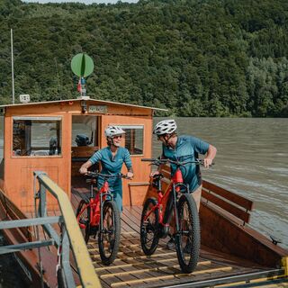 Radfahrer auf der Fähre Donau Haibach