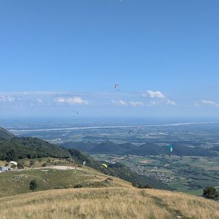 Paragleiter beim Fliegen beobachten
