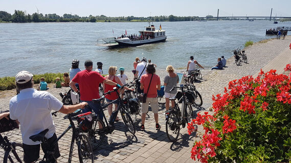 Reger Betrieb an der Fähre in Rees