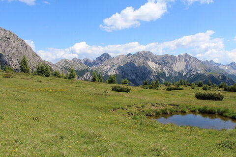 kircher-alm-mit-lienzer-dolomiten-c-hansjörg-schneider