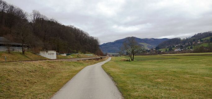 der Bahn entlang am asphaltierten Weg