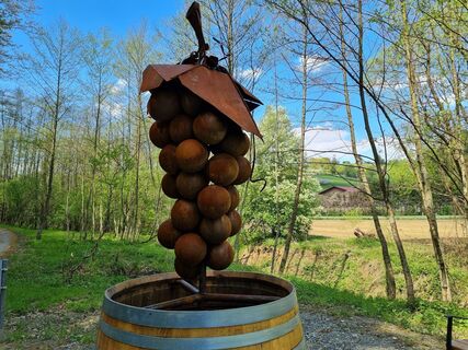 Wein-Wasserfall (Jugend-Kunst-Objekt) in Rehgraben