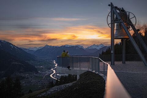 Sonnenuntergang an der Friedensglocke - Paar steht auf Plattform und blick ins Inntal