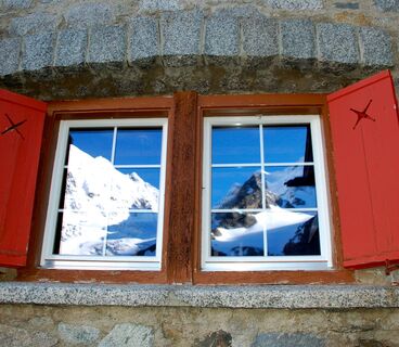Berninagruppe spiegelt sich im Fenster