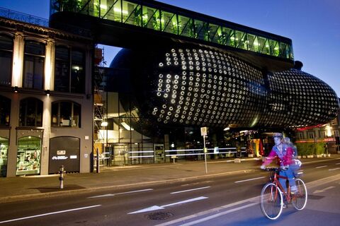 Abends vorm Grazer Kunsthaus