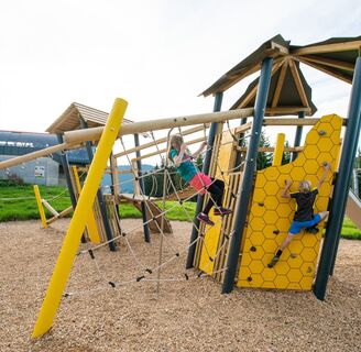 Wildbienen-Spielplatz mit Kletterwand