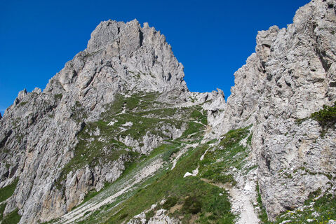 Il comodo sentiero che sale al Passo del Mulo