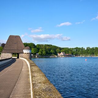 Staumauer und Möhnesee