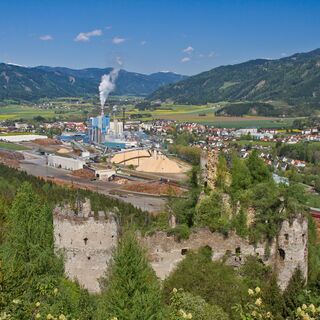 Blick in das Tal von Pöls in Richtung Norden, im Hintergrund der Windpark Oberzeiring und die noch vom Schnee bedeckten Gipfel der Niederen Tauern.