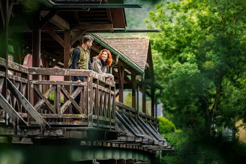 Auf einer Holzbrücke über der Leitha