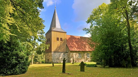 Seitenansicht der Gangolf-Kirche in Oerel