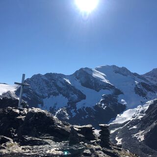 Gipfelkreuz mit Fletschhorn im Hintergrund
