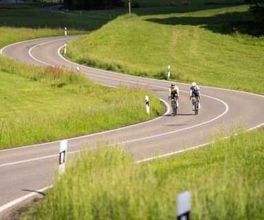 Rennradfahrer fahren auf der Spirzenstraße bei St. Märgen
